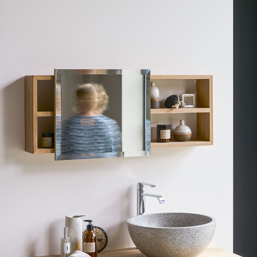 Hinter dem Badezimmerspiegel sind verschiedene Accessoires versteckt und sorgen für Stauraum