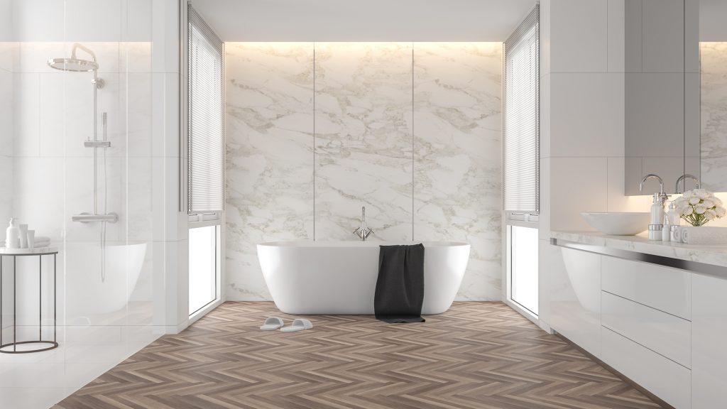Ein Badezimmer mit großen Marmorplatten. Das Bad wirkt dadurch noch größer