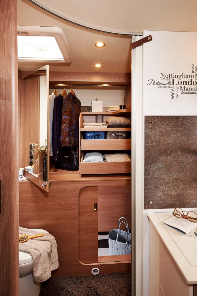 Blick in das Badezimmer eines Wohnmobils der Marke Bürstner. Darin sieht man viele versteckte Stauraummöglichkeiten. 
