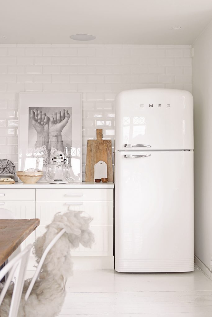 Ein Retro Kühlschrank in einer Küche, auch hier bietet sich Potential zum Strom sparen