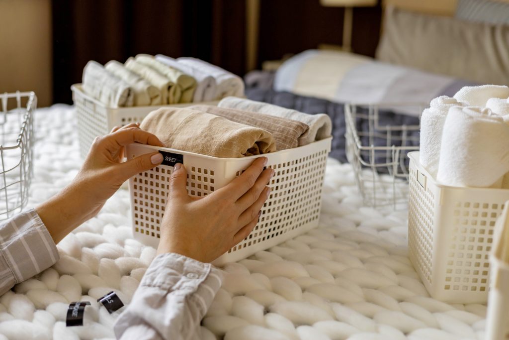 In einem kleinen Körbchen werden Handtücher aufbewahrt
